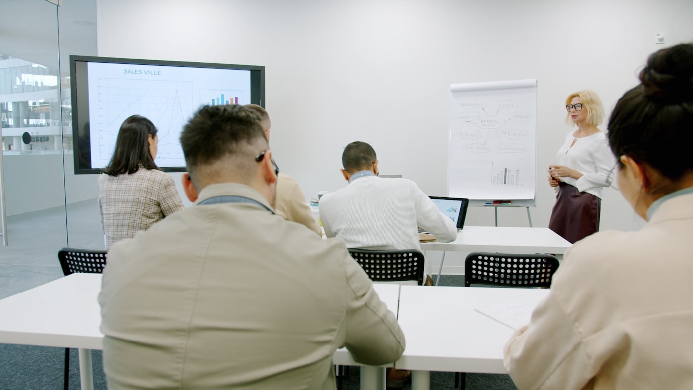 Treinamento corporativo em sala de aula sobre meio ambiente